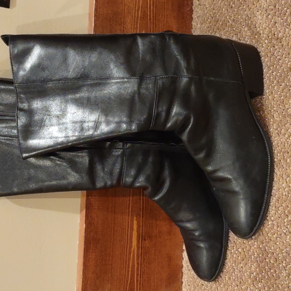 Black leather boots, round toe, bandolino